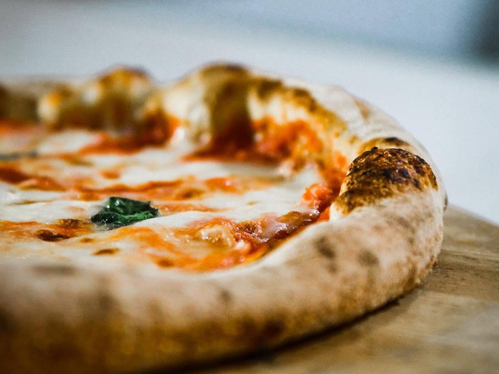 Una Margherita con il cornicione alto e il basilico