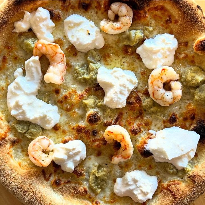 La pizza del mese di marzo 2025: fiordilatte, crema di carciofi, gamberoni al forno, stracciatella di burrata