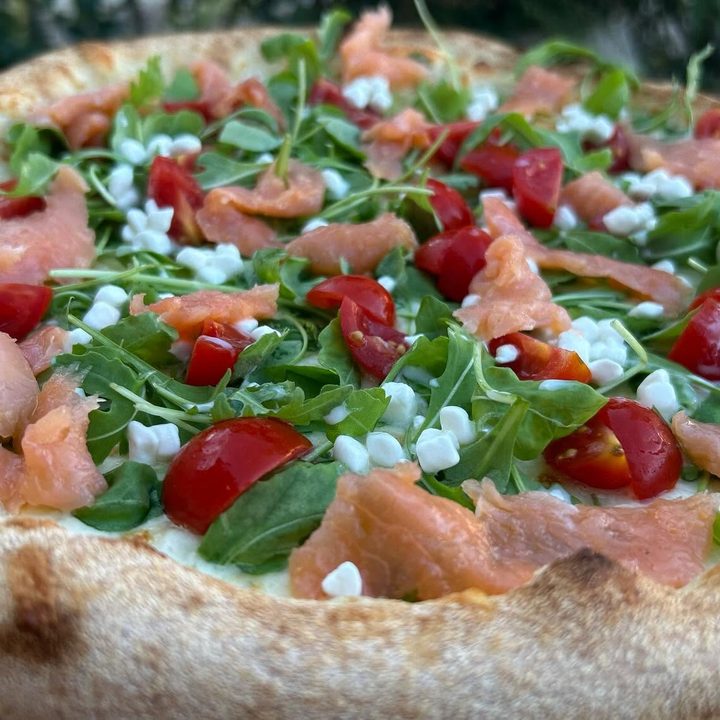 La pizza del mese di settembre 2025: fiordilatte, rucola, pomodorini