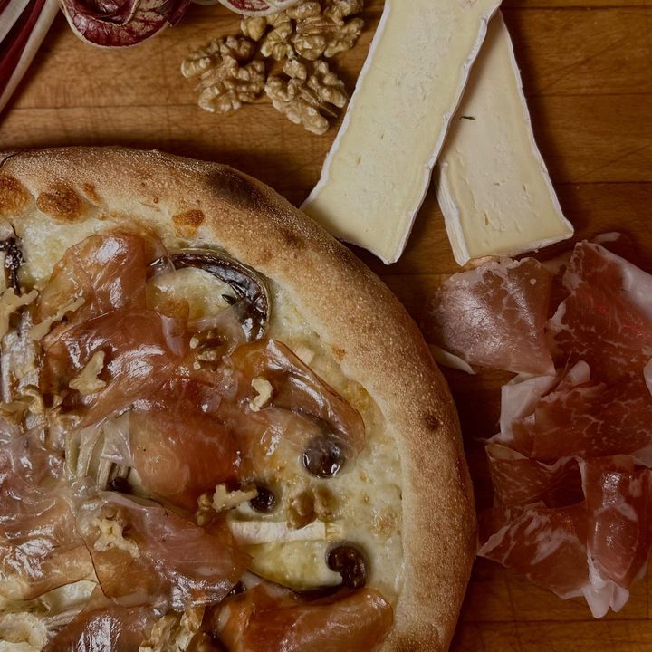 La pizza del mese di dicembre 2025: fiordilatte, radicchio «de busa» grigliato, brie, culatello, noci