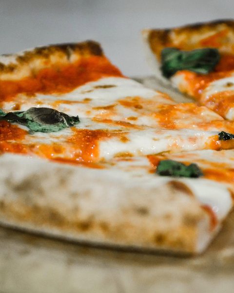 Una Margherita tagliata a spicchi